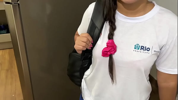 Aluna do Rio mamando o professor particular na casa dele, aluna dando aula de como chupar pau.