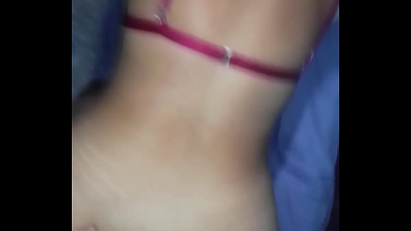 Las amigas se besan y las  pongo en cuatro