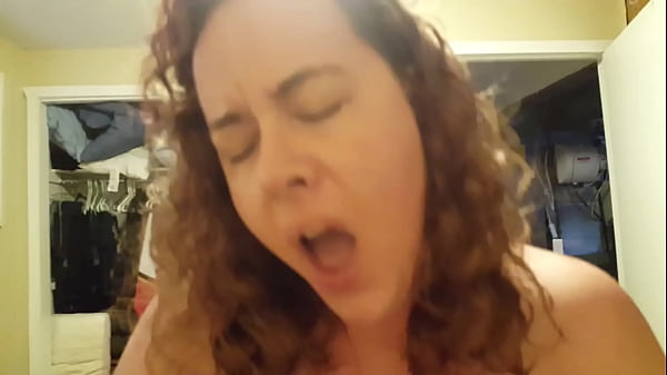 A esposa gordinha sandra tem um orgasmo incrível