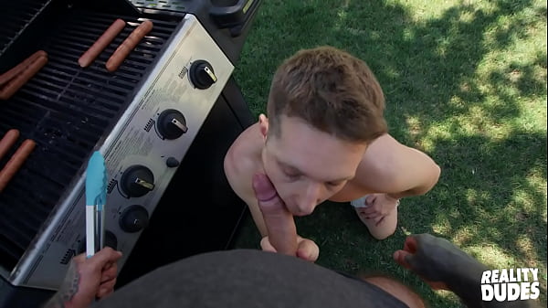 Sedento Benjamin Blue Temps Padrasto e leva uma surra do padrasto em um churrasco em família - REALITYDUDES