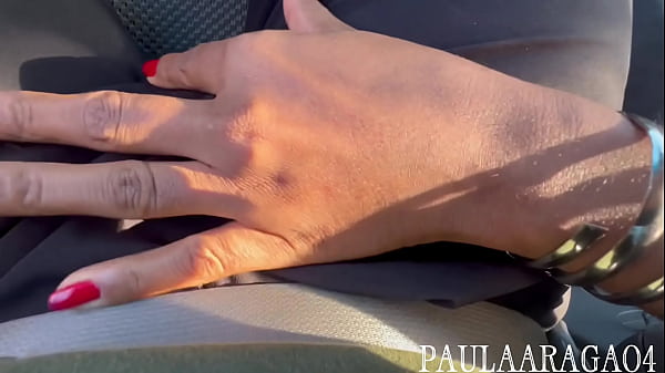 PROVOQUEI E MAMEI A PIROCA DO MOTORISTA BEM DOTADE NO BANCO DE TRÁS DO SEU CARRO ENQUANTO ELE ME LEVAVA PARA CASA DO MEU NAMORADO