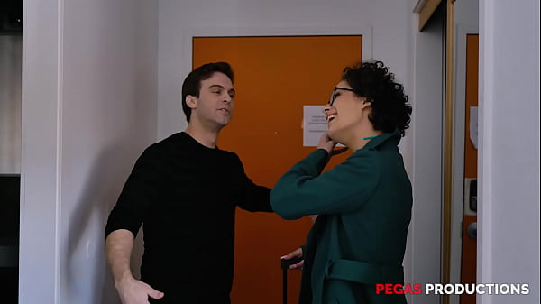 Pegas Productions - Couch Surfing Finit en Sexe Anal