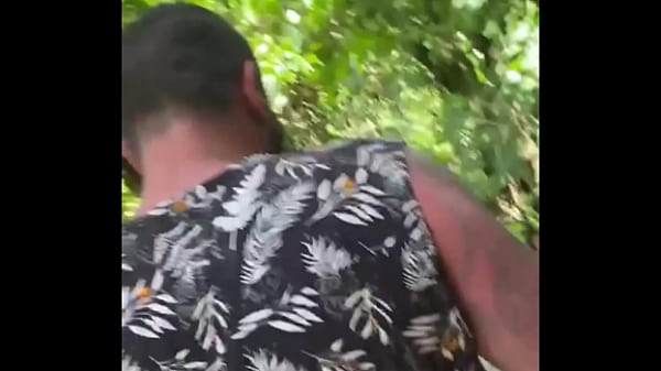Entramos numa trilha pra fazer uma suruba na praia