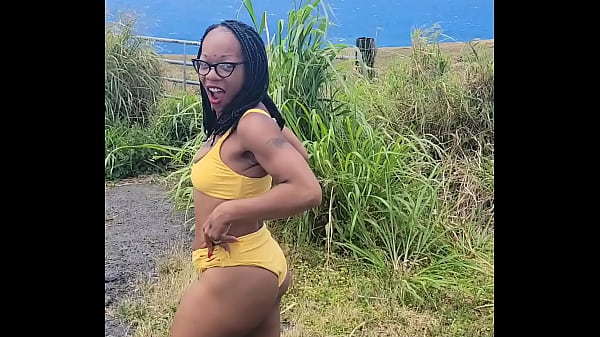 Slurping pee while sucking cock as people walk by us on high way