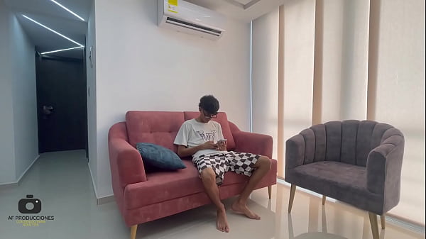 Comparto baño con mi tímida hermanastra y terminamos haciendo la mejor cogida de nuestras vidas y me le corro rico en su boca. H.L.