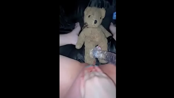 Arab lány vizes punciját ujjal és dildóval dögönyözik