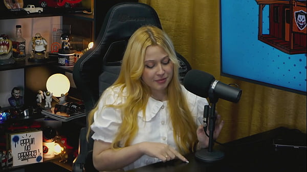 Viamms amiga da Martina Oliveira chegou chegando no Pápum, ficou de quatro empinando o rabão, o Ruan ficou com muito tesão! - Pápum no Barraco!