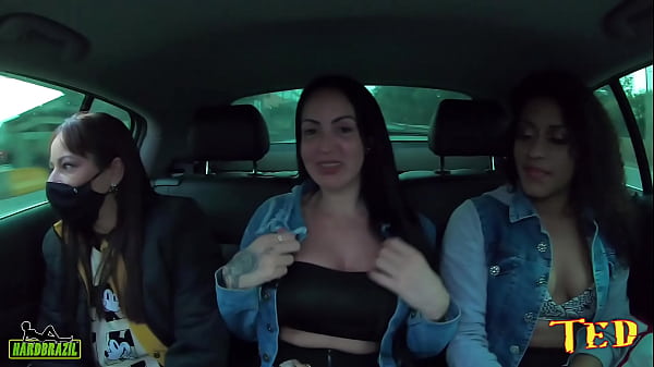 Pamela Pantera faz a festa dentro do carro sempre mostrando tudo que pode - Elisa Sanches - Alessandra Carvalho