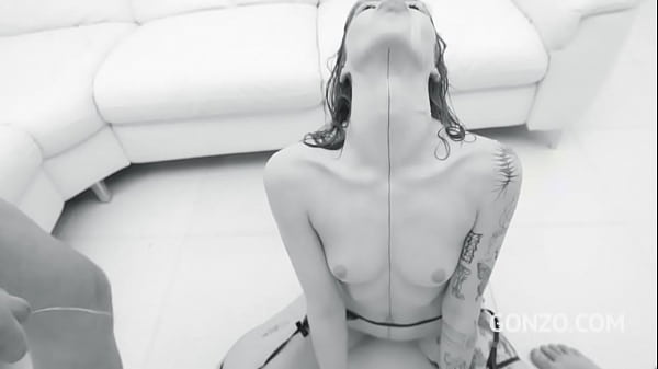 Eden Ivy first time drinking piss and showing off her prolapse SZ2686