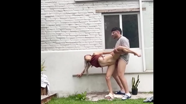 DESPUES DE TOMAR UNA TACITA DE CAFE CON LA VECINA SE PONE CACHONDA Y LA ROMPO EL COÑO EN EL PATIO DE SU CASA MIENTRAS SU ESPOSO ESTA EN EL TRABAJO