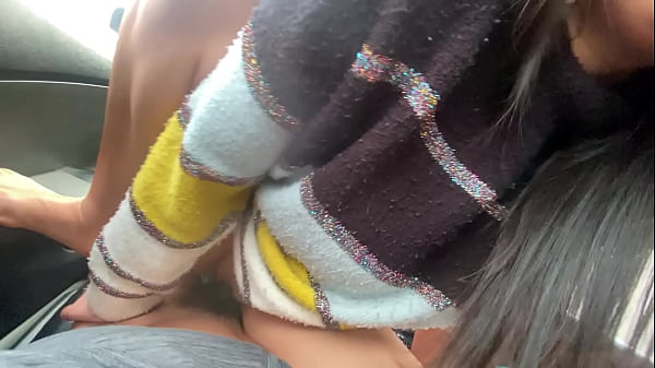 Cogiendo delicioso en el carro, me encanta la adrenalina