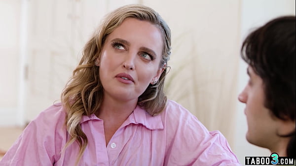 Szembekötött szőke anya fiai által megdugva