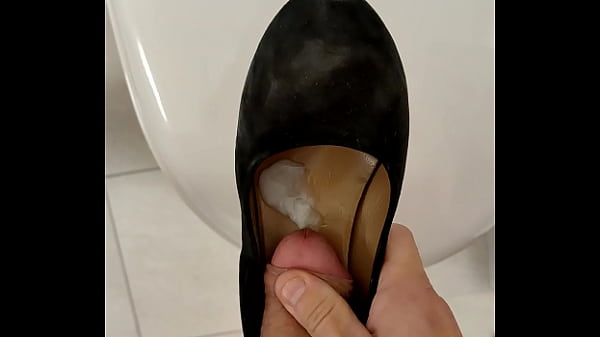 Eu gozo nos sapatos de salto alto da minha esposa enquanto ela está fora