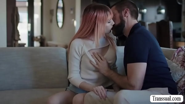 Tbabe de cabelo rosa analizada pelo próprio padrasto