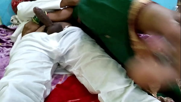 देसी ससुर ने अपने बहु को चाय पीने के बहाने बुलाया और बहु के चुत को फाड़ दिया(क्लीयर ऑडियो)