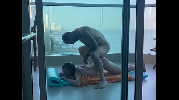 Sur un balcon à Carthagene, une jeune étudiante se fait remplir son jolie petit cul !