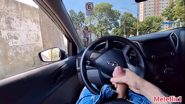 Pedindo informações com pau de fora pra gostosa no ponto de ônibus!