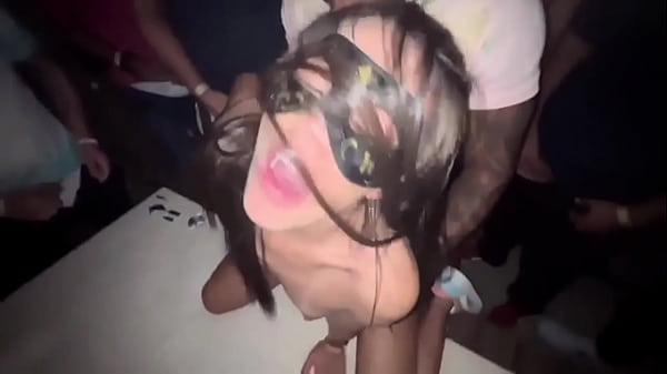 Fui fudida por várias rola e levei várias gozada