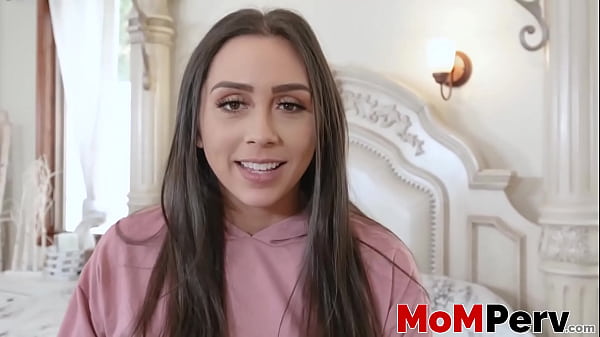 A madrasta morena Lily Hall cavalga o enteado depois de um boquete desleixado