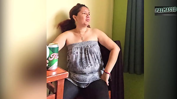 Ela amadurece com despeito, fica com tesão depois de beber e deixa o seu jovem companheiro foder o seu cuzinho.