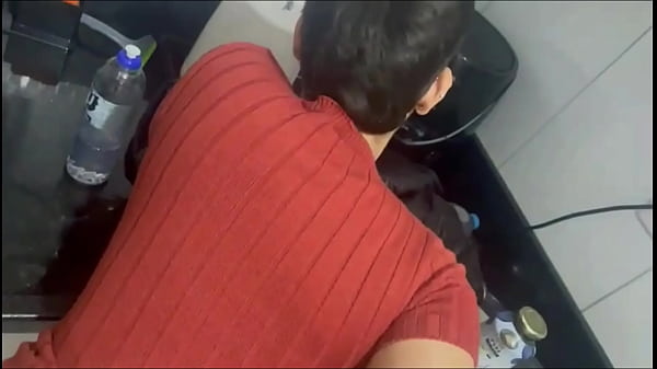 empregada usando vestidinho curto