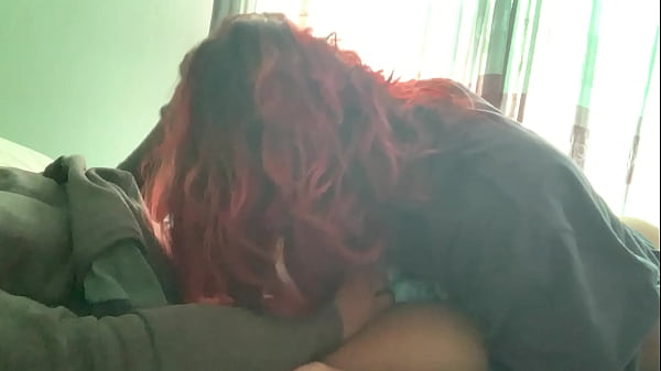 No se da cuenta que la grabo mientras me devora la verga