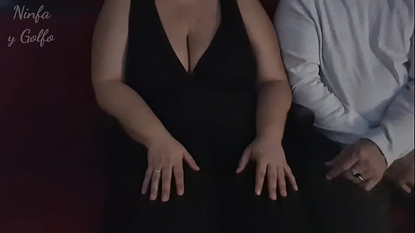 Manoseada en el cine acaba tocando la polla a desconocido