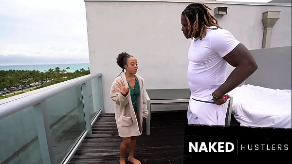 Ébano chupando o pau ENORME do seu meio-irmão enquanto a família dele está fora