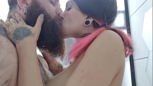 Fodidamente quente no banho !! Dei o cu e ele gozou na minha cara!!