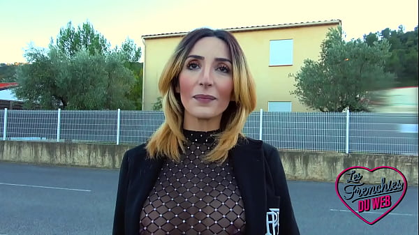 Soraya, perverse aux gros seins, adore s'exhiber