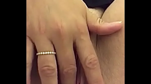 Szőke csaj nedves punciját ujjazza