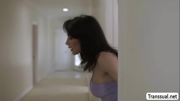 Babá trans agredida enquanto está presa