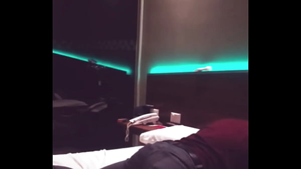 Mi Vecino me folla a pelo luego de unos tragos mientras su novia esta de viaje