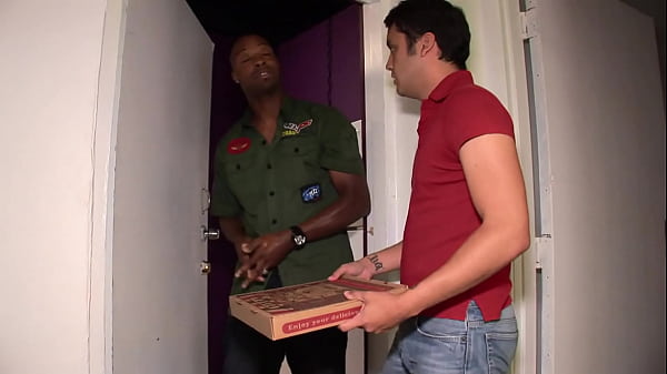 A fehér srác egy hatalmas fekete faszú pasival szexel