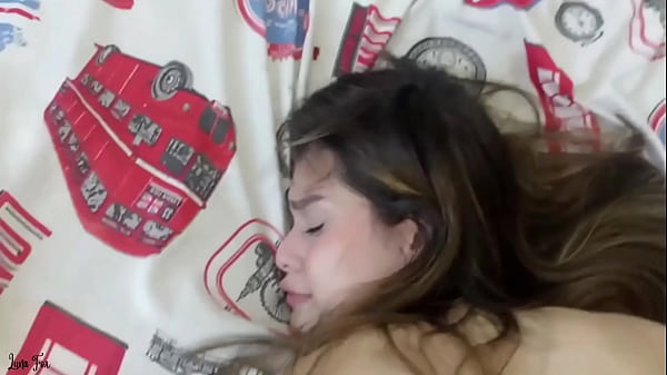 Minha meia-irmã quer brincar de casinha! Aproveito para transar com ela e deixar o leite dentro de sua linda bucetinha rosada