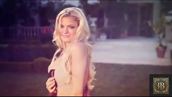 Meztelenül fürdik a medencében