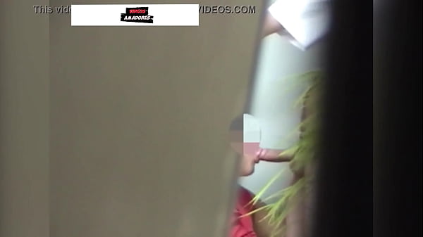 Jovens proibidos de foder na casa dos pais se expõem em público e são flagrados em vídeo