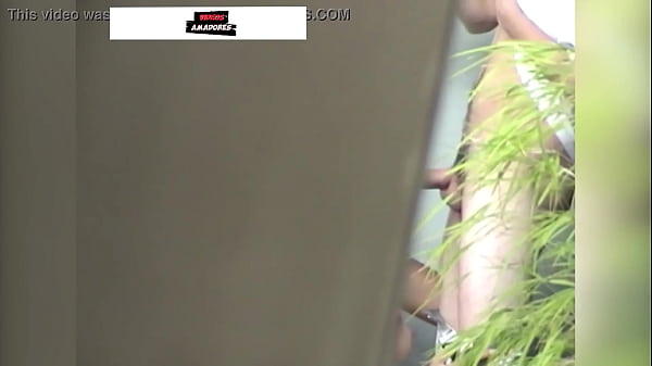 Jovens proibidos de foder na casa dos pais se expõem em público e são flagrados em vídeo