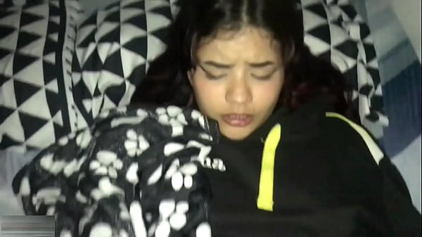 “Dios mío, hermanastra deja de jugar con tu coño, solo quería ver una película”