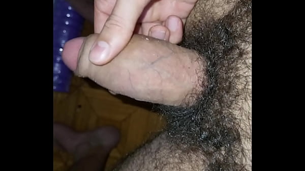 Szőrös férfi lankadt fasszal élvez el magányosan