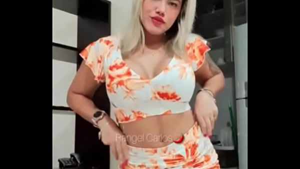 Morena gostosa provocando com suas tetas deliciosas