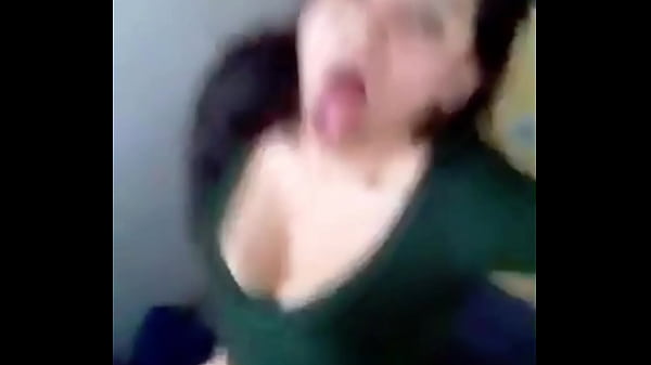 Sou uma vadiazinha que adora pau, gosto de ser fodida com força, gemer e implorar por outro pau.