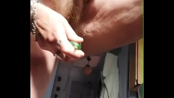 Oma neukt oude hairige kut met komkommer