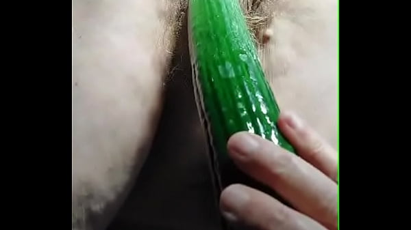 Oma neukt oude hairige kut met komkommer