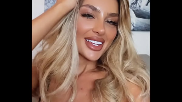 Esta jovem está empilhada - somente grátis