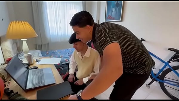 os primos hot revezando o cuzinho do safado parte 1