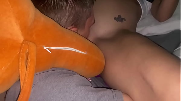 Edging Dia 2- Depois de brincar com seu cu no dia anterior e parar toda vez que ela estava prestes a gozar ... pronto para ter um orgasmo. Ela está frustrada e não quer mais que eu faça afiação. Eu finalmente a deixei ter ORGASMO INTENSO lambendo-a com br