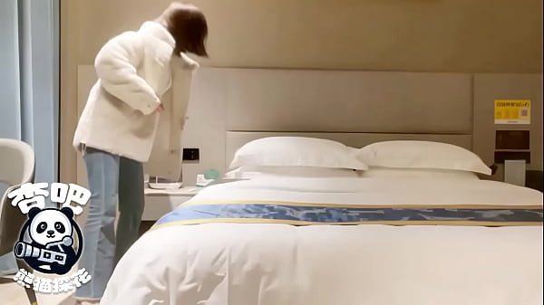 熊猫探花-“来吧，宝贝，快来艹我吧”身材高挑前凸后翘的新疆辣妹在床上热情奔放