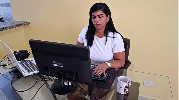 Nicoly Mattos não resistiu e deu o cuzinho no sofá da recepção depois de mamar o pau do chefe no escritório