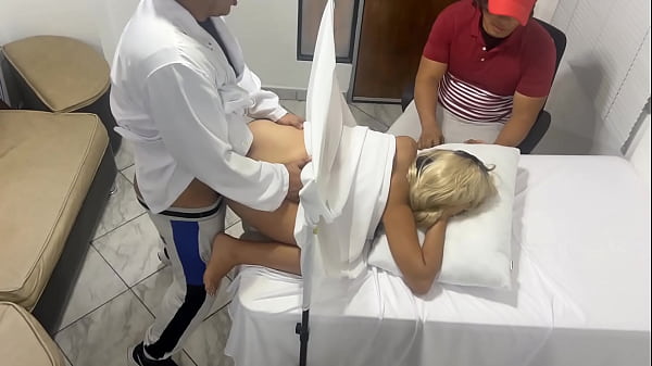 Pervertido Se Hace Pasar por Medico Ginecologo para Follar A La Hermosa Esposa Al Lado de Su Marido Tonto En Erotica Consulta Medica NTR